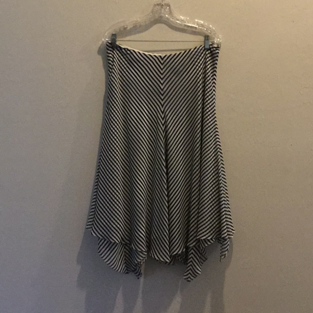 Black & white flowing skirt